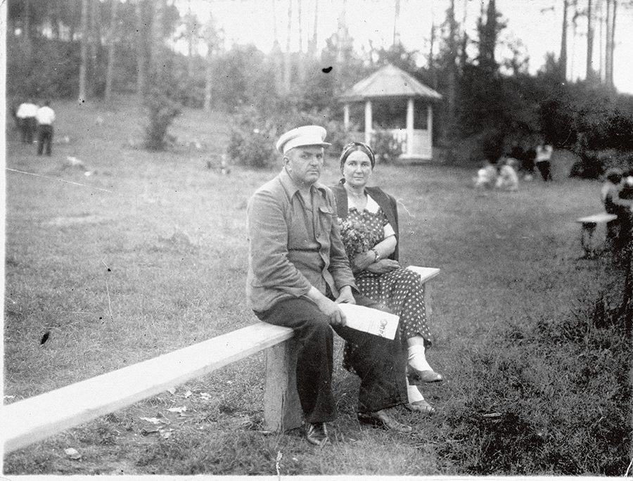 Пётр Минеев с женой Марией. Лето, 1952 год.