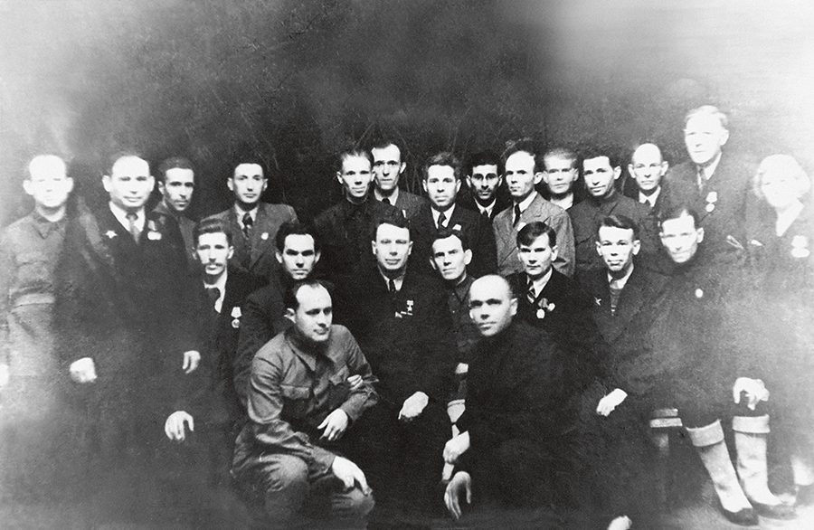 Группа людей с Н.П. Полетаевым. 1953 год.