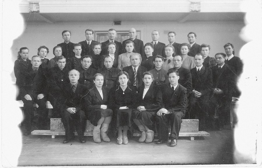 Заводоуправление. П.И. Минеев в центре. 11 января, 1953 год.