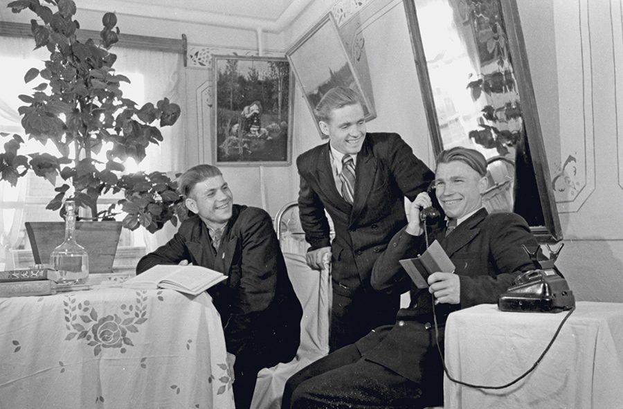 Молодые горняки треста «Коркинуголь» в комнате общежития. 18 июня 1953 года
